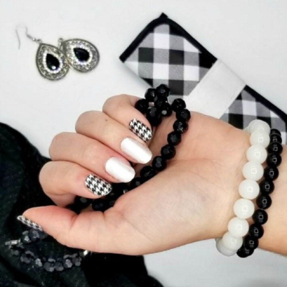 *Retired* Color Street: Highlands Houndstooth | White Black Preppy Shimmer Plaid - Picture 2 of 9